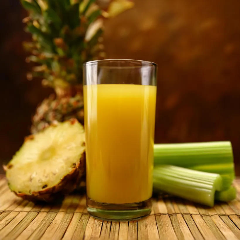 Suco de Salsão e Abacaxi Suco de Salsão e Abacaxi