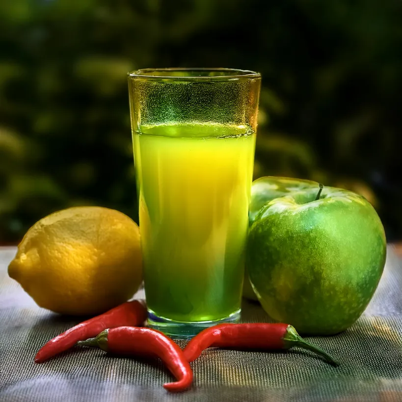 Suco de Limão com Maçã e Pimenta Caiena Suco de Limão com Maçã e Pimenta Caiena